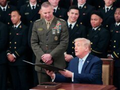 Donald Trump assina ordem para pressionar as redes a preservar o horário exclusivo do jogo Exército-Marinha