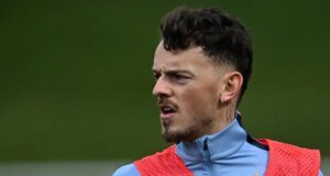 O que aconteceu entre Ben White e Steve Holland? Suposta disputa na Inglaterra explicada