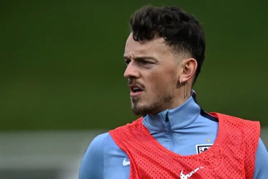 O que aconteceu entre Ben White e Steve Holland? Suposta disputa na Inglaterra explicada