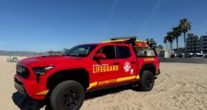 Toyota assume o papel principal em ‘Baywatch’ da Fox por meio de um pacto publicitário que revisa carros camafeus na TV aberta (EXCLUSIVO)