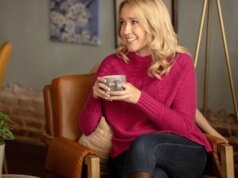 A atriz de ‘Scream 7’, Anna Camp, pede desculpas por compartilhar uma postagem que respondeu aos boicotes por causa da demissão de Melissa Barrera: ‘I Meant No Harm’