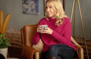 A atriz de ‘Scream 7’, Anna Camp, pede desculpas por compartilhar uma postagem que respondeu aos boicotes por causa da demissão de Melissa Barrera: ‘I Meant No Harm’