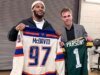 O astro da NHL Connor McDavid troca de camisa com o NFL All-Pro Micah Parsons