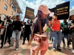 Trabalhadores do cinema e da televisão sul-africanos apelam aos legisladores para resgatarem o sistema de descontos e salvarem a indústria nas garras de uma crise “horrível”