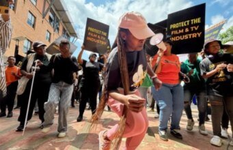 Trabalhadores do cinema e da televisão sul-africanos apelam aos legisladores para resgatarem o sistema de descontos e salvarem a indústria nas garras de uma crise “horrível”