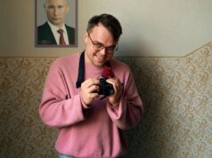 O diretor vencedor do Oscar de ‘Mr Ninguém Contra Putin’, David Borenstein, alinha o próximo projeto com a PBS e se reúne com a equipe dinamarquesa para ‘Living in Our Heads’ (EXCLUSIVO)