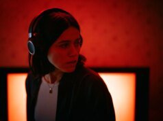 Um podcast paranormal ganha vida no filme simples e assustador, ‘Undertone’