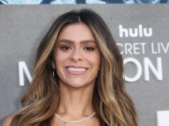 A estrela de ‘Bachelorette’ Taylor Frankie Paul joga bancos de bar na ex Dakota Mortensen em vídeo vazado de 2003, criança perto de incidente doméstico