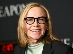 A vencedora do prêmio de ator de ‘Armas’, Amy Madigan, compara o troféu à boneca Ken Barbie e grita aos sindicatos: “Eles não vão nos prender nunca”