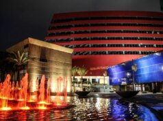 Rick Caruso, almoços embalados e uma festa de servidor de processos: por dentro do curioso caso do TEDx Beverly Grove