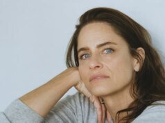 Amanda Peet sobre ter câncer de mama ao perder os pais