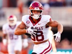 O candidato classificado ao draft da CFL, Rohan Jones, impressiona no Arkansas Pro Day