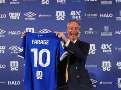 O presidente do Ipswich Town pede desculpas por causar ‘dano e angústia’ com a visita de Nigel Farage