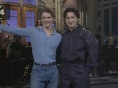 Estrelas de ‘Heated Rivalry’ Connor Storrie e Hudson Williams se reúnem em ‘SNL’ para Ice Skating Sketch