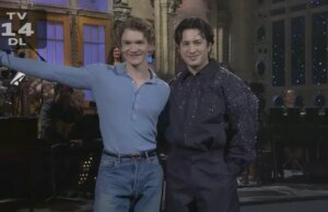 Estrelas de ‘Heated Rivalry’ Connor Storrie e Hudson Williams se reúnem em ‘SNL’ para Ice Skating Sketch