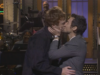 Harry Styles aplaude as críticas de Queerbaiting durante o monólogo de abertura de ‘SNL’ e termina o segmento com beijo masculino: ‘Agora isso é Queerbaiting!’