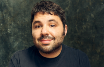 O comediante Raanan Hershberg assina com o IAG
