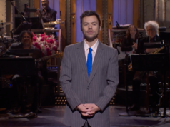 Harry Styles aborda alegações de queerbaiting enquanto beija Ben Marshall durante o monólogo ‘SNL’: “Agora isso é queerbaiting!”