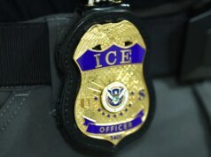 O ICE está pagando os salários de toda a força policial desta cidade
