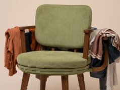 Jogue suas roupas não muito limpas na cadeira de lavanderia de Simone Giertz