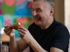 Phil Rosenthal assina acordo com Banijay e transfere ‘Somebody Feed Phil’ para o YouTube