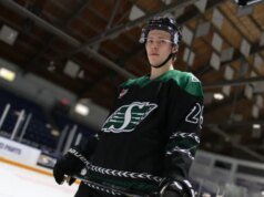O Swift Current Broncos da WHL homenageia a vitória do Saskatchewan Roughriders na Grey Cup com camisa cruzada