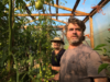 Equipe Netflix e Zach Galifianakis no programa de jardinagem