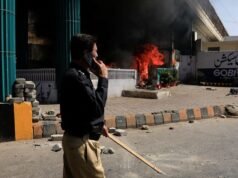 Protestos eclodem no Paquistão e no Iraque devido à morte de Khamenei; 9 morrem em Karachi
