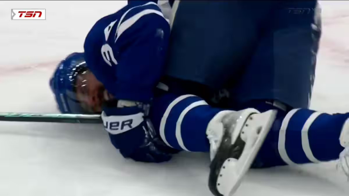 À VOIR: Um golpe genuinamente vergonhoso de Radko Gudas em Auston Matthews
