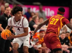 Christian Anderson, da Texas Tech, distende um músculo no novo piso de vidro da Big 12 na derrota para o estado de Iowa