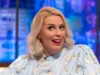 Sara Pascoe diz que discute experiências de fertilização in vitro no palco em sua comédia para tentar se sentir ‘orgulhosa’ de si mesma