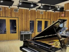 Dave Amlen sobreviveu ao mundo da música por 40 anos. Seu cabelo branco é a prova