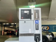 Posto de gasolina de Londres vende gasolina por £ 2,38 por litro enquanto os preços nas bombas disparam devido à guerra no Irã