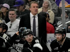 O técnico do LA Kings, Jim Hiller, nomeia DJ Smith como substituto interino