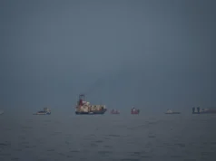 Cerca de 90 navios atravessam o Estreito de Ormuz enquanto o Irão exporta milhões de barris de petróleo apesar da guerra