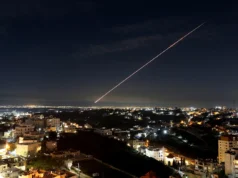 Preços do petróleo sobem e ultrapassam US$ 80 após conflito EUA-Irã envolver Oriente Médio e Estreito de Ormuz