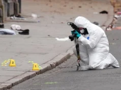 Policiais antiterroristas auxiliam na investigação após pedestres atropelados por carro