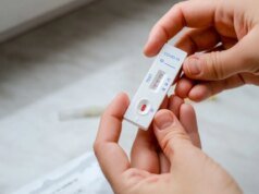 Há muito que a Covid caiu, mas não foi eliminada, conclui estudo