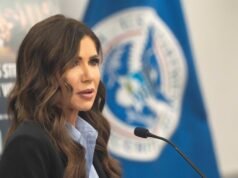 Fiscalização interna do DHS dos EUA investiga manipulação de contratos sob Noem, relata CNN