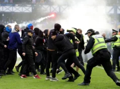 Demorou “muito” para o Celtic e o Rangers condenarem a desordem dos torcedores – Swinney