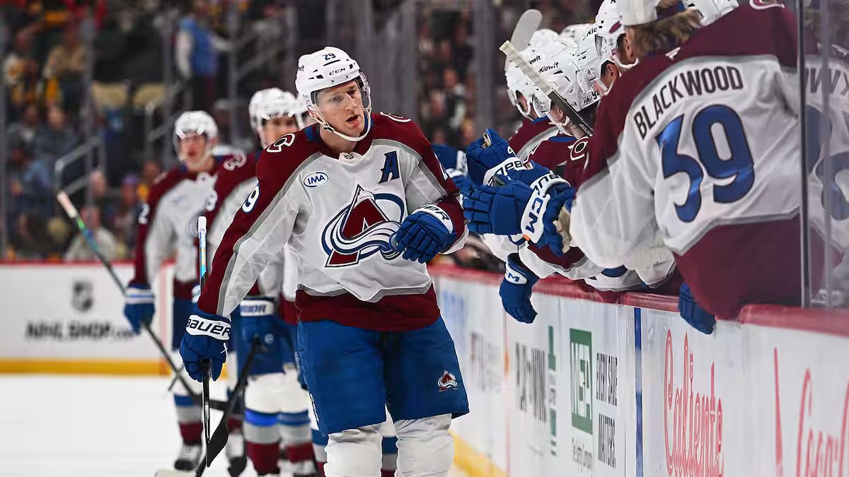 Nathan MacKinnon monitora distâncias com Cole Caufield