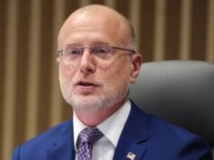 Brendan Carr se vangloria de que Trump está ‘vencendo’ contra a ‘mídia de notícias falsas’, cita a saída de Colbert e a mudança de propriedade da CNN | Vídeo