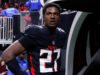 Falcons DE James Pearce Jr. acusado de 3 crimes, incluindo agressão agravada com arma mortal