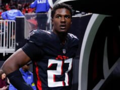 Falcons DE James Pearce Jr. acusado de 3 crimes, incluindo agressão agravada com arma mortal