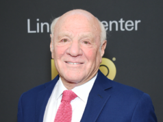 Barry Diller brinca sobre Jack Warner ter sido “sucedido por um piloto de acrobacias” ao assumir a fusão da Paramount WBD no PGA Awards