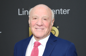 Barry Diller brinca sobre Jack Warner ter sido “sucedido por um piloto de acrobacias” ao assumir a fusão da Paramount WBD no PGA Awards