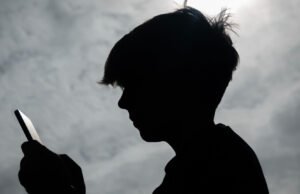 Austrália ameaça processos judiciais contra plataformas de mídia social por violações de proibição de adolescentes
