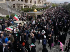 Israel lança nova onda de ataques a Teerã e o Irã ameaça começar a atingir usinas do Golfo