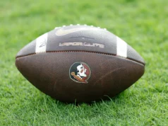 O chutador do estado da Flórida, Conor McAneney, supostamente preso e acusado de dois crimes por agressão a policial