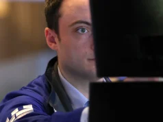 Mercado de ações hoje: Dow, S&P 500, Nasdaq caem à medida que as ações de chips caem, o petróleo bruto dos EUA sobe acima de US$ 100